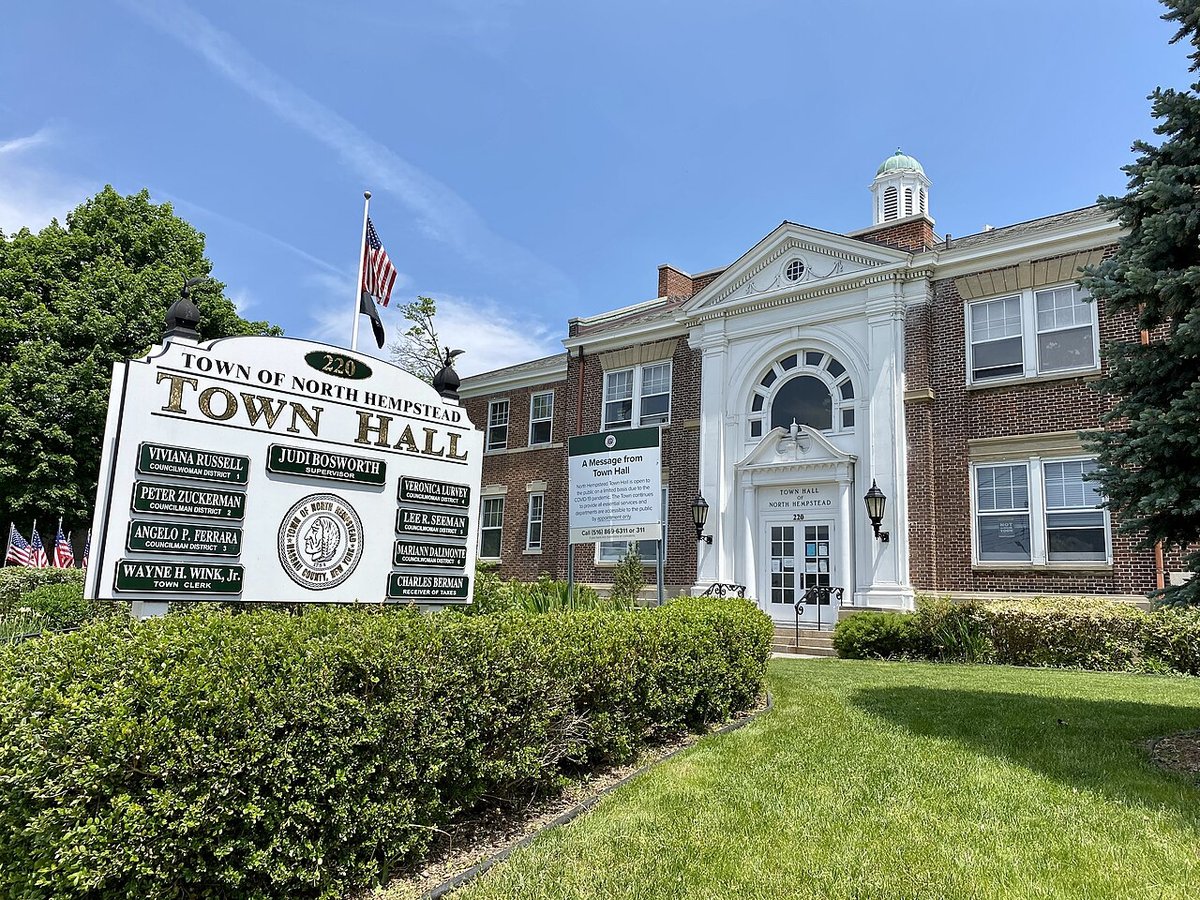 Hempstead, NY - Archivo:North Hempstead Town Hall, Manhasset, New York with Sign.jpg -  Wikipedi